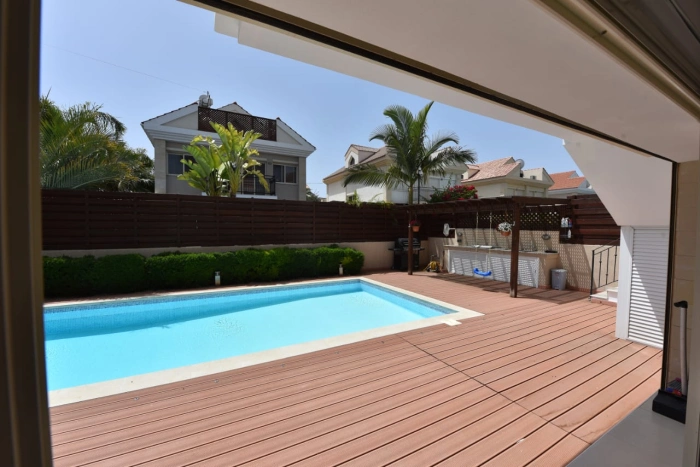 Luxurious 4-Bedroom Villa with Private Pool in Limassol obj-130