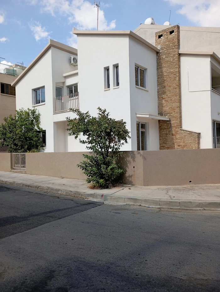 4-bedroom semi-detached villa to rent